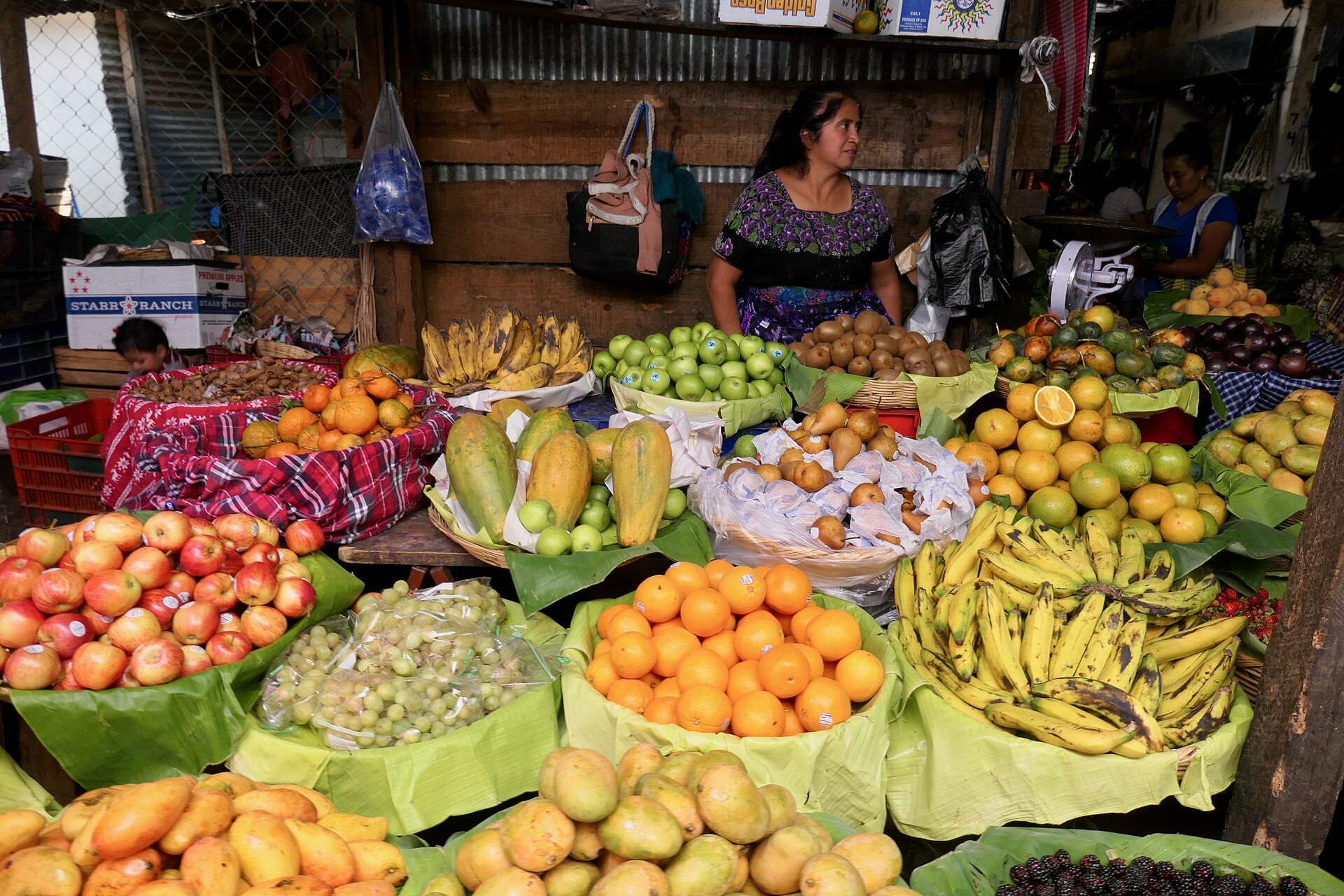 Productos agrícolas en el mercado de Antigua Guatemala