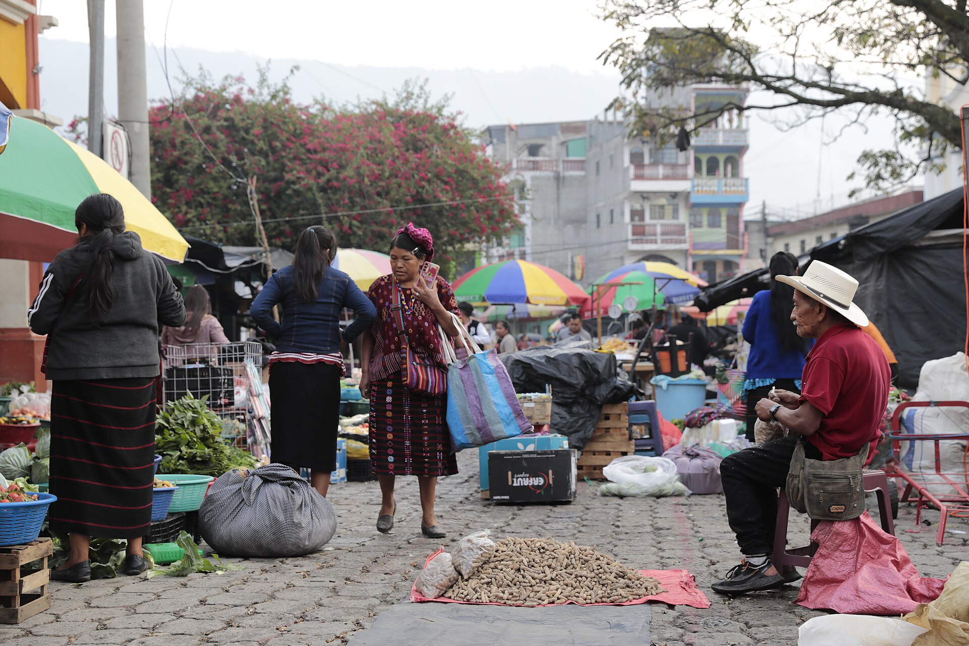 Productores y comerciantes en el mercado de Colotenango, Huehuetenango, Guatemala