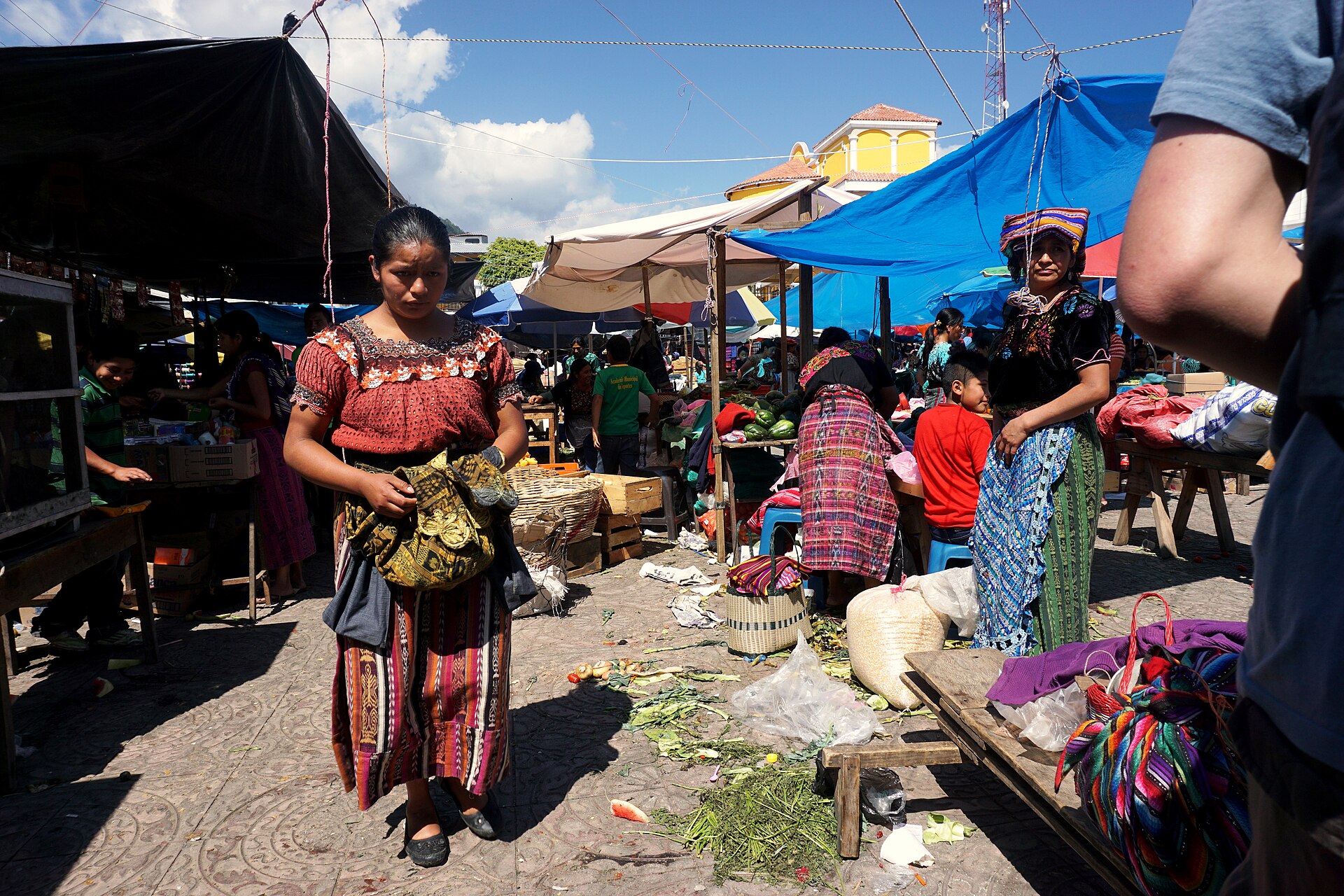 Diversidad de productos agrícolas en el mercado de Santa Clara La Laguna, Guatemala