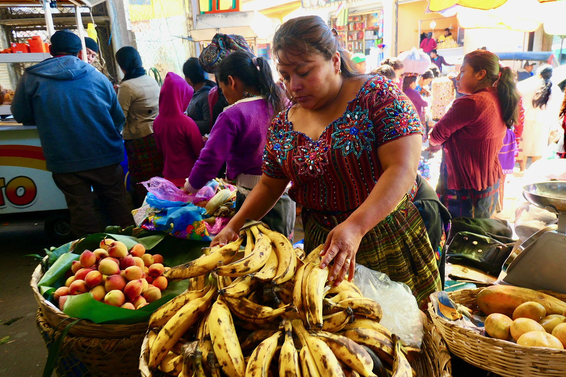 Compradores y vendedores en el mercado de Sololá, Guatemala