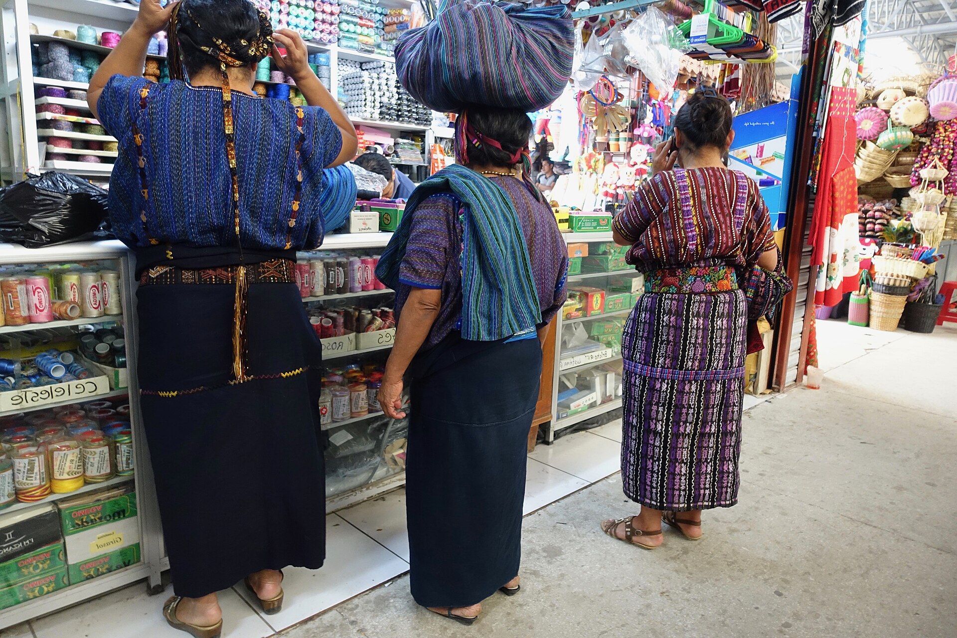 Comercio de productos agrícolas en el mercado de Sololá, Guatemala