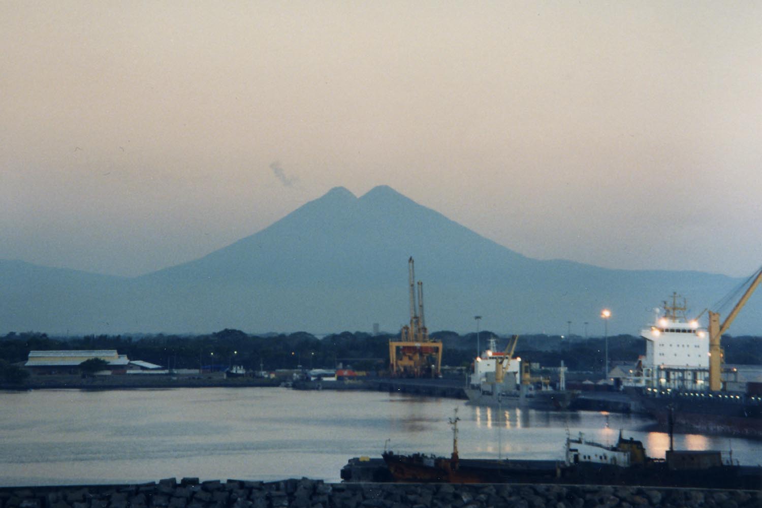 Puerto Quetzal con el volcán de Fuego al fondo, Guatemala