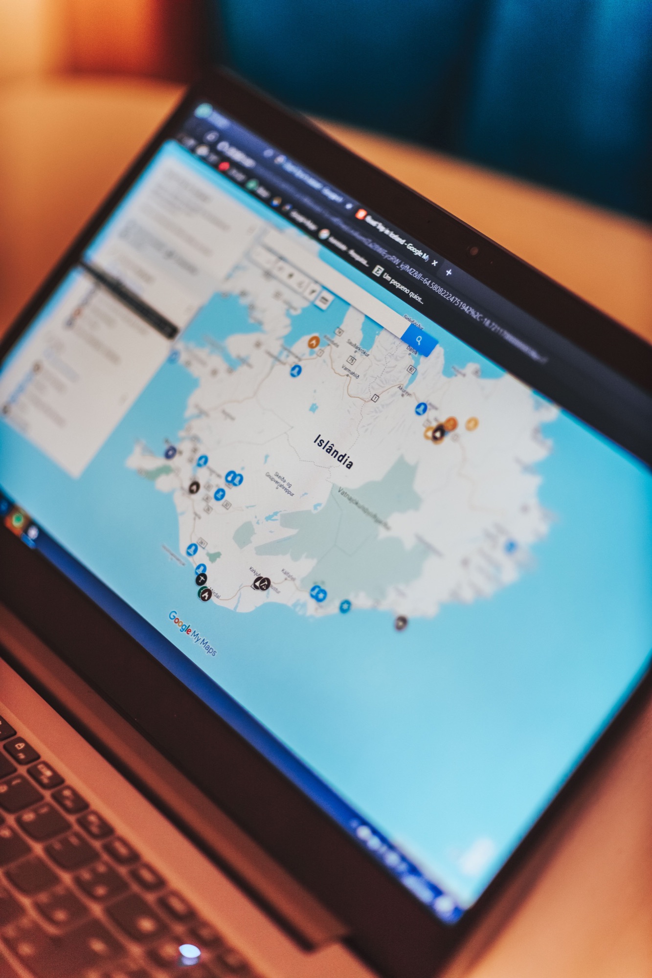 Computadora portátil muestra un mapa digital con marcadores geográficos