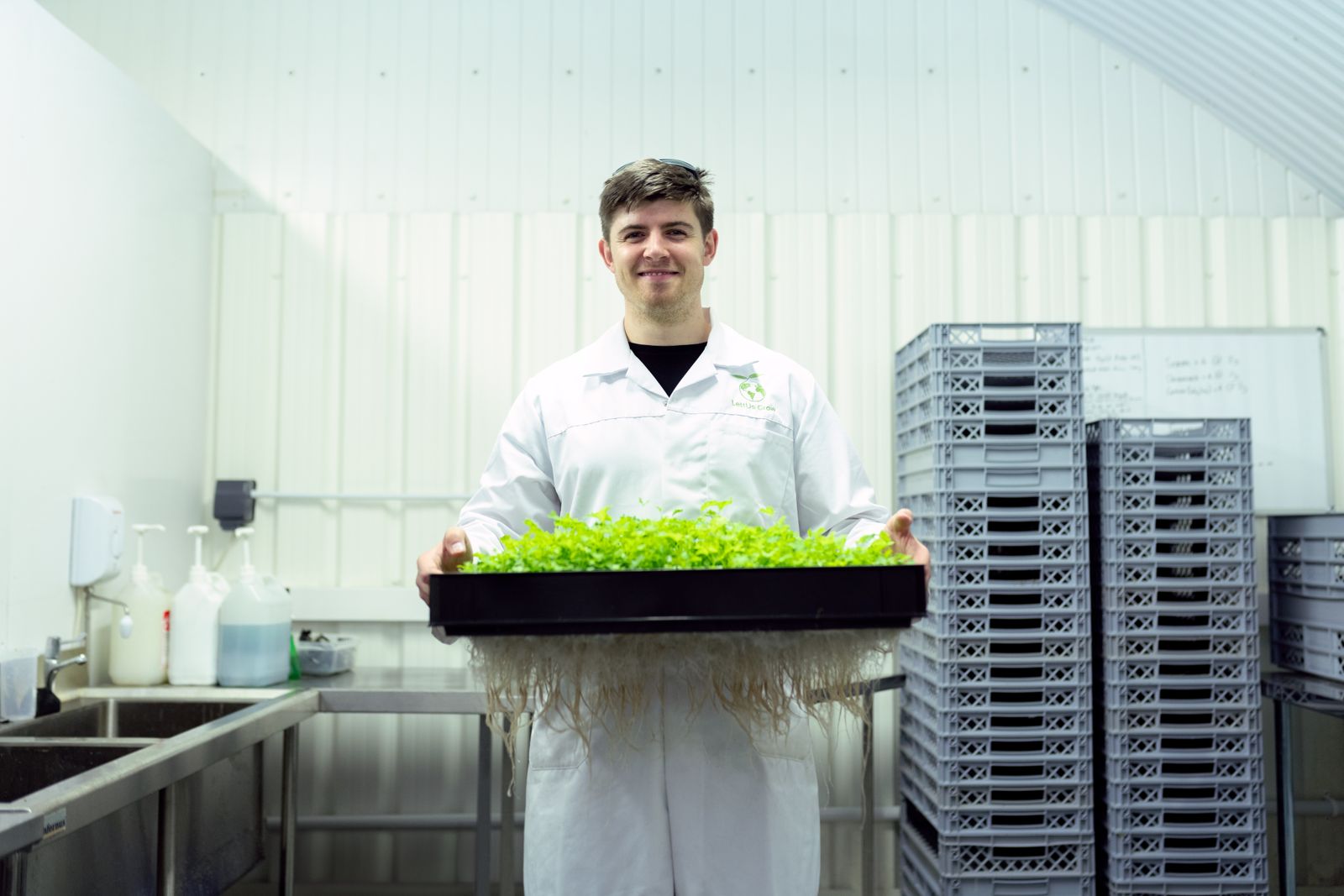 Científica sostiene cultivos dentro de un laboratorio de agricultura